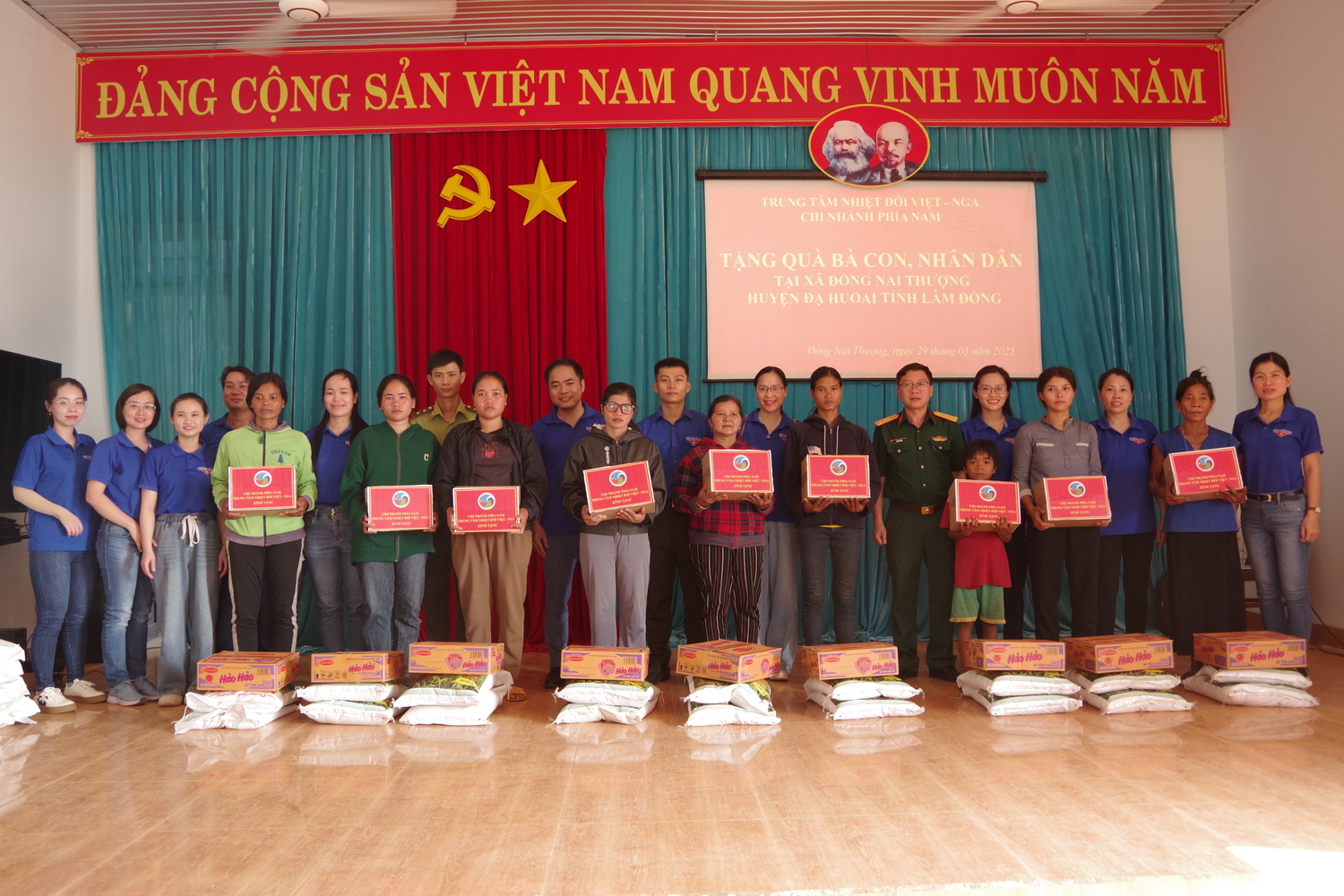 Chi nhánh Phía Nam tặng quà cho hộ nghèo, hộ có hoàn cảnh khó khăn đồng bào dân tộc thiểu số Châu Mạ và S’tiêng trên địa bàn xã Đồng Nai Thượng, huyện Đạ Huoai, tỉnh Lâm Đồng