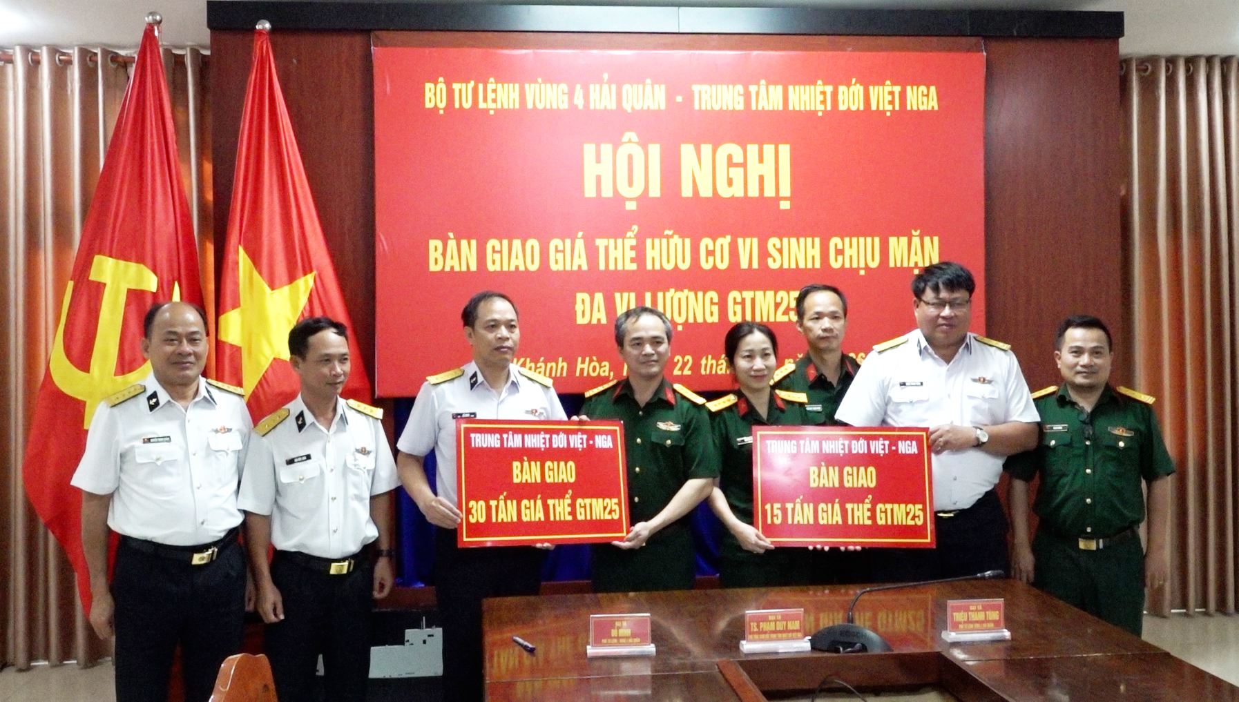 Bàn giao giá thể hữu cơ vi sinh chịu mặn đa vi lượng GTM25 phục vụ thử nghiệm cải tạo cát san hô thành đất trồng cây trên đảo