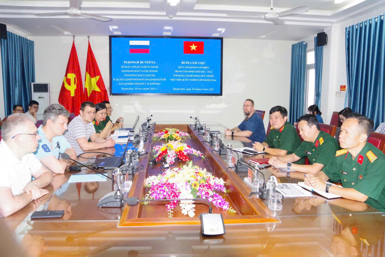 Đoàn cán bộ Học viện Quân y Kirov thăm và làm việc tại Chi nhánh Ven biển