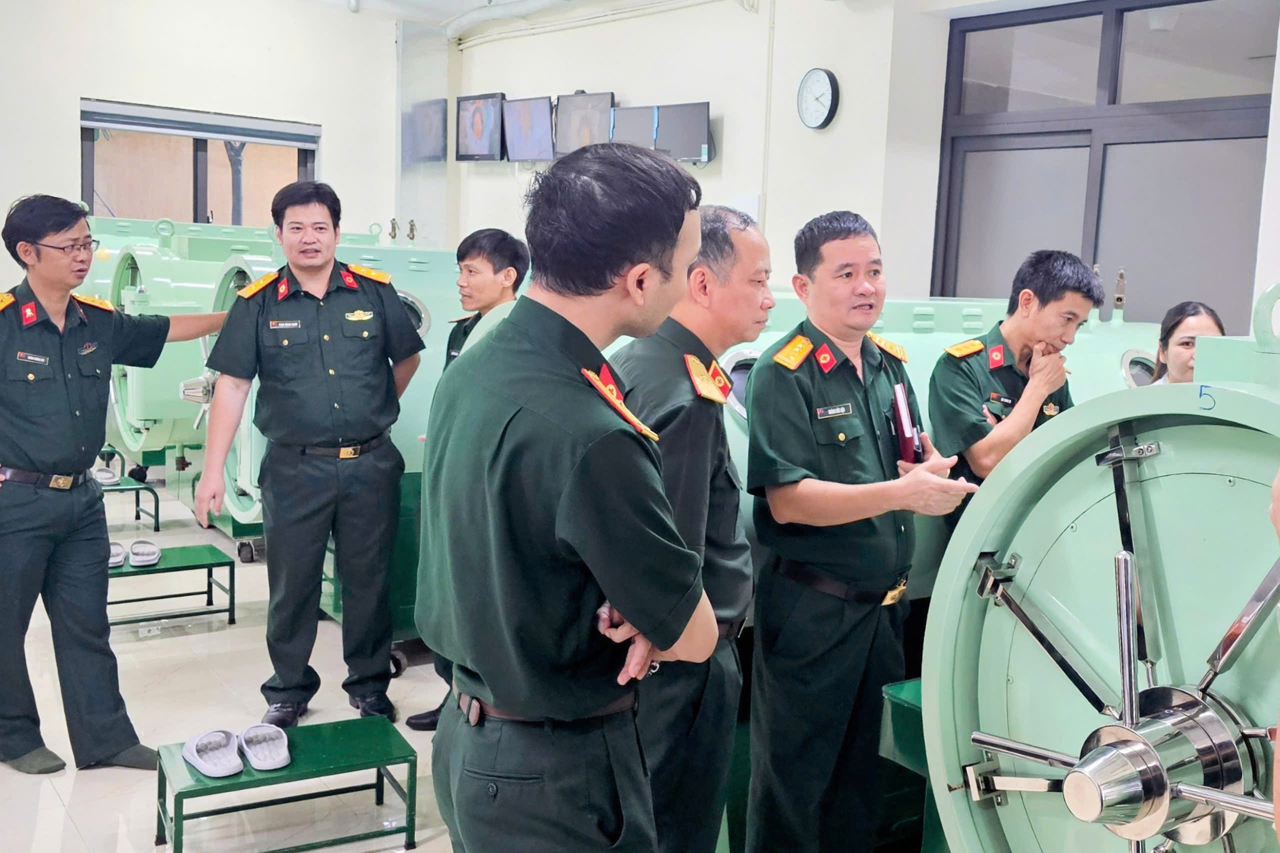 Đoàn công tác Bệnh viện Bỏng Quốc gia Lê Hữu Trác thăm Trung tâm Nhiệt đới Việt - Nga và trao đổi về kinh nghiệm triển khai điều trị oxy cao áp