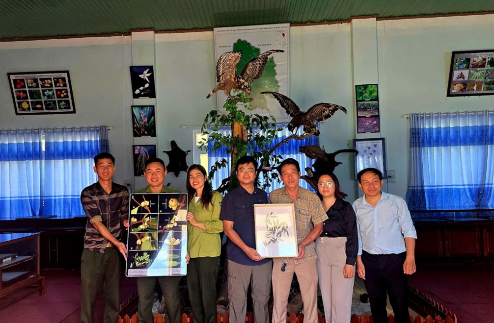 Bàn giao tiêu bản loài mới Trâm ba hoa (Syzygium triflorum) cho Ban Quản lý Khu bảo tồn thiên nhiên Kon Chư Răng