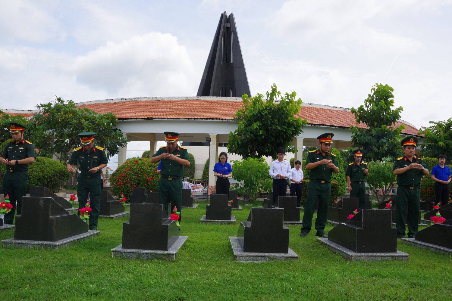 Trung tâm Nhiệt đới Việt - Nga tổ chức các hoạt động tri ân nhân dịp kỷ niệm 80 năm Cách mạng Tháng Tám và Quốc khánh 2/9