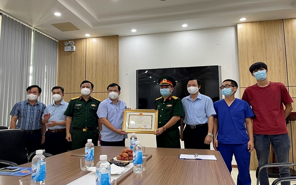 Chủ tịch UBND tỉnh Bắc Giang tặng Bằng khen Trung tâm Nhiệt đới Việt-Nga