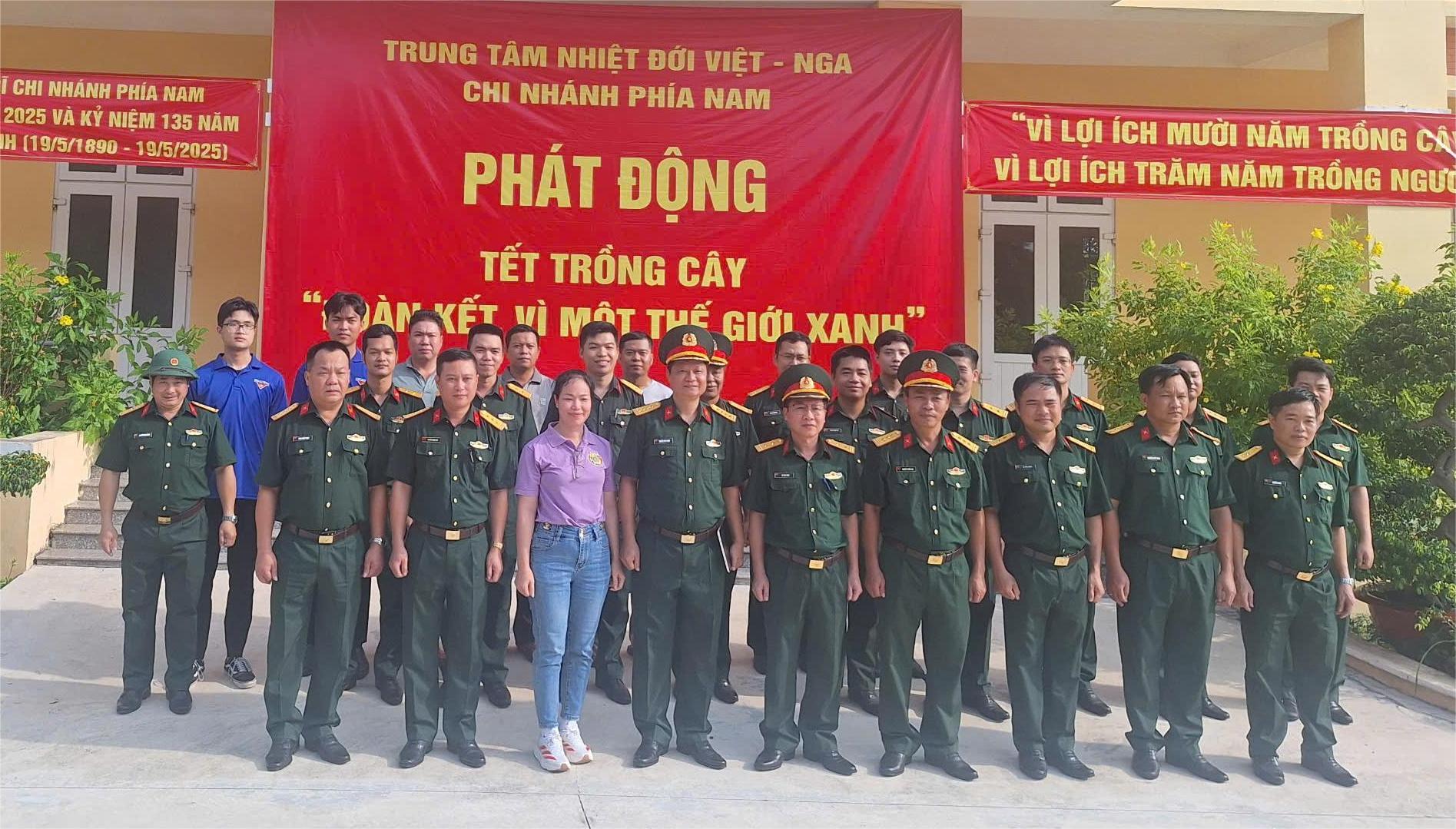 Chi nhánh Phía Nam phát động trồng cây và giao lưu bóng đá chào mừng các sự kiện lớn