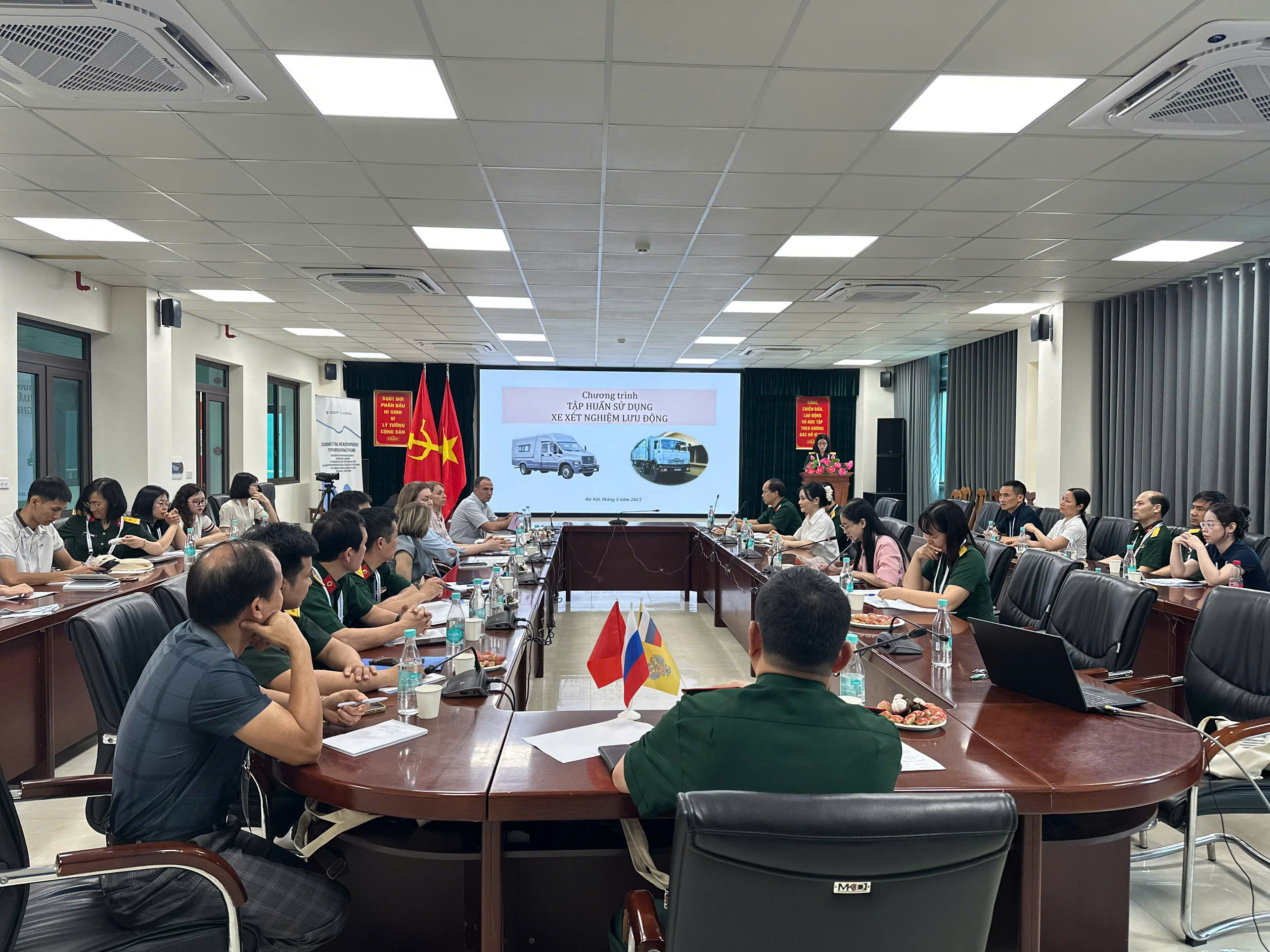 Trung tâm Nhiệt đới Việt - Nga tổ chức Hội thảo tập huấn sử dụng xe xét nghiệm lưu động