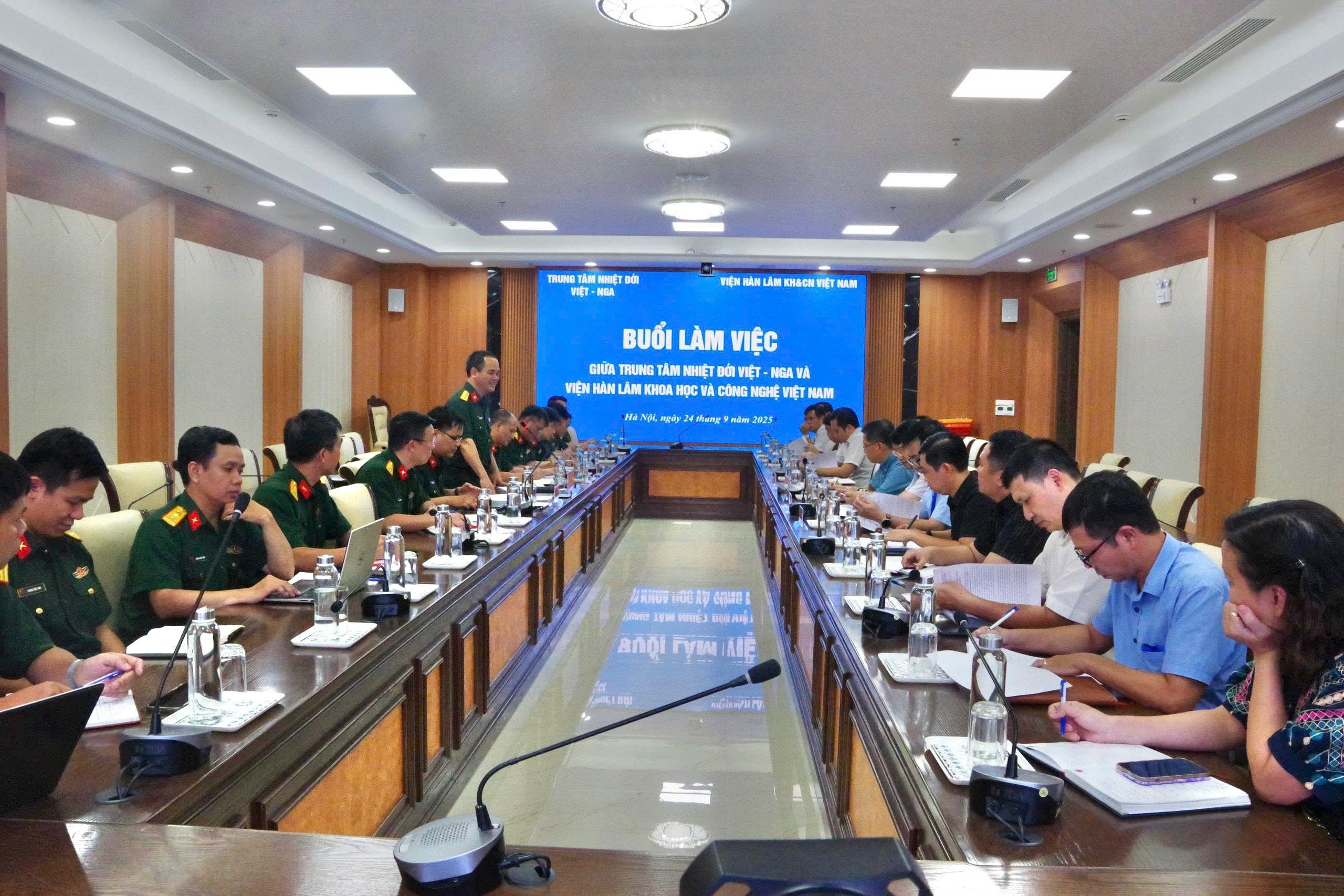 Trung tâm Nhiệt đới Việt - Nga làm việc với Viện Hàn lâm Khoa học và Công nghệ Việt Nam