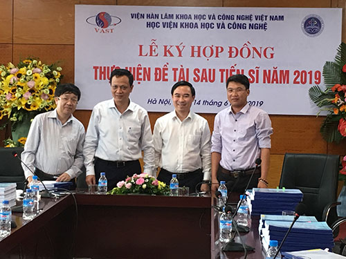 Cán bộ khoa học Viện Sinh thái Nhiệt đới nhận Quyết định phê duyệt đề tài Sau tiến sĩ (Postdoc) năm 2019