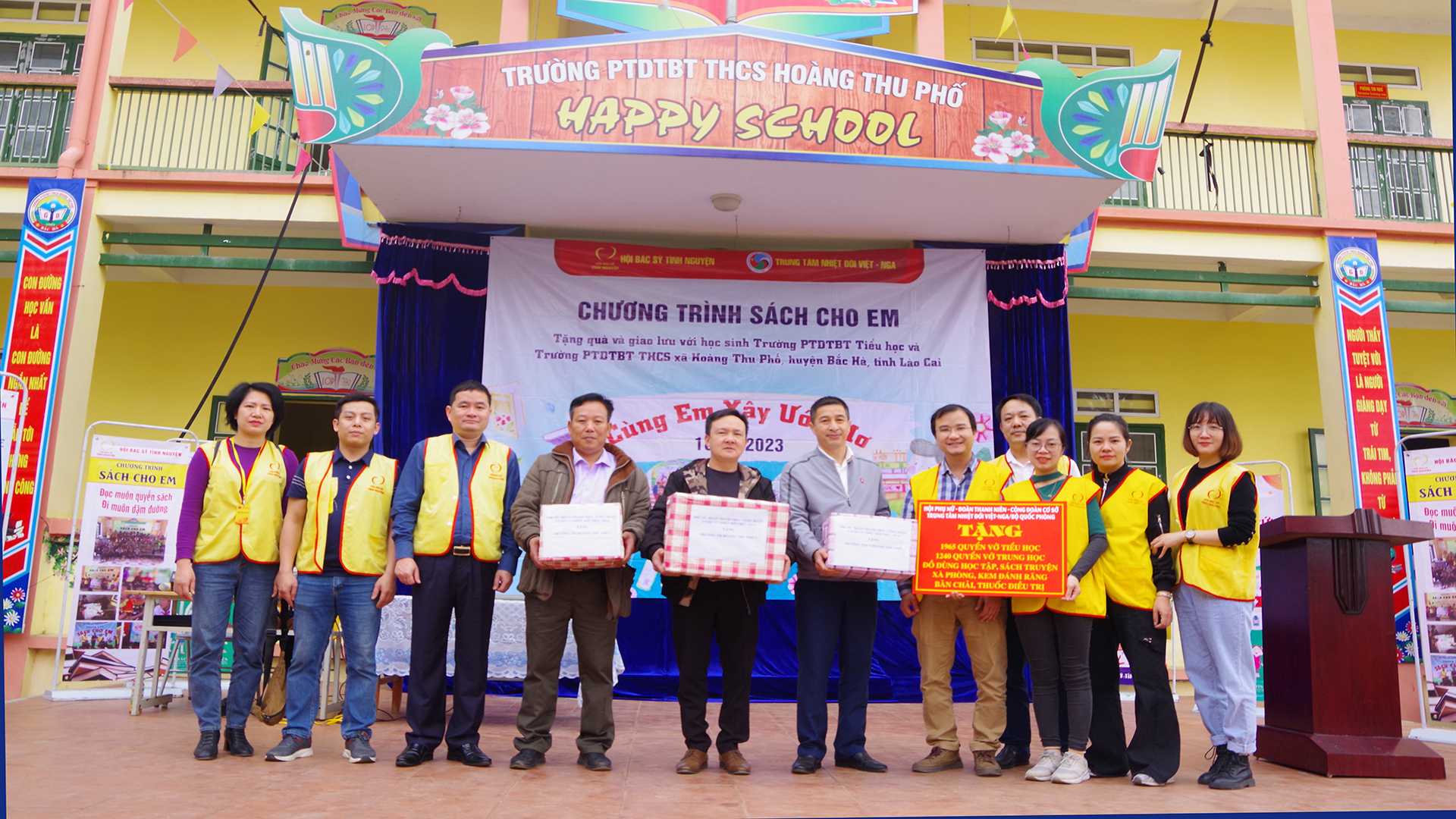 Trung tâm Nhiệt đới Việt - Nga phối hợp với Hội Bác sỹ tình nguyện thực hiện chương trình “Sách cho em” và chương trình “Chung sức vì sức khỏe cộng đồng” tại Lào Cai