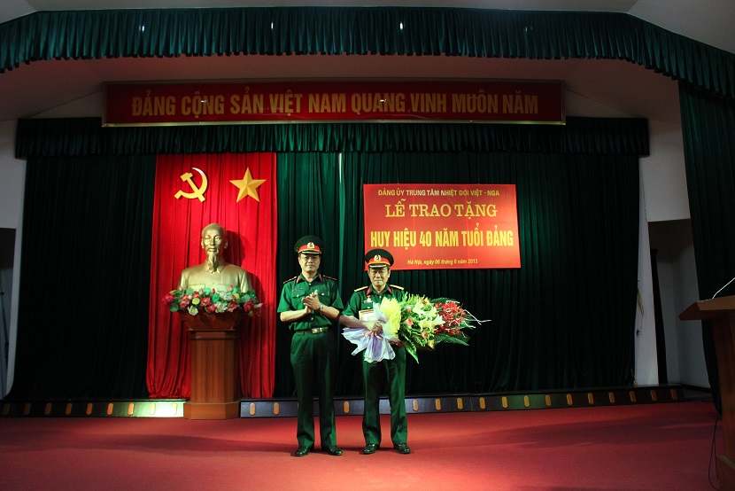 Trao huy hiệu 40 năm tuổi Đảng đợt 19 tháng 5 năm 2013