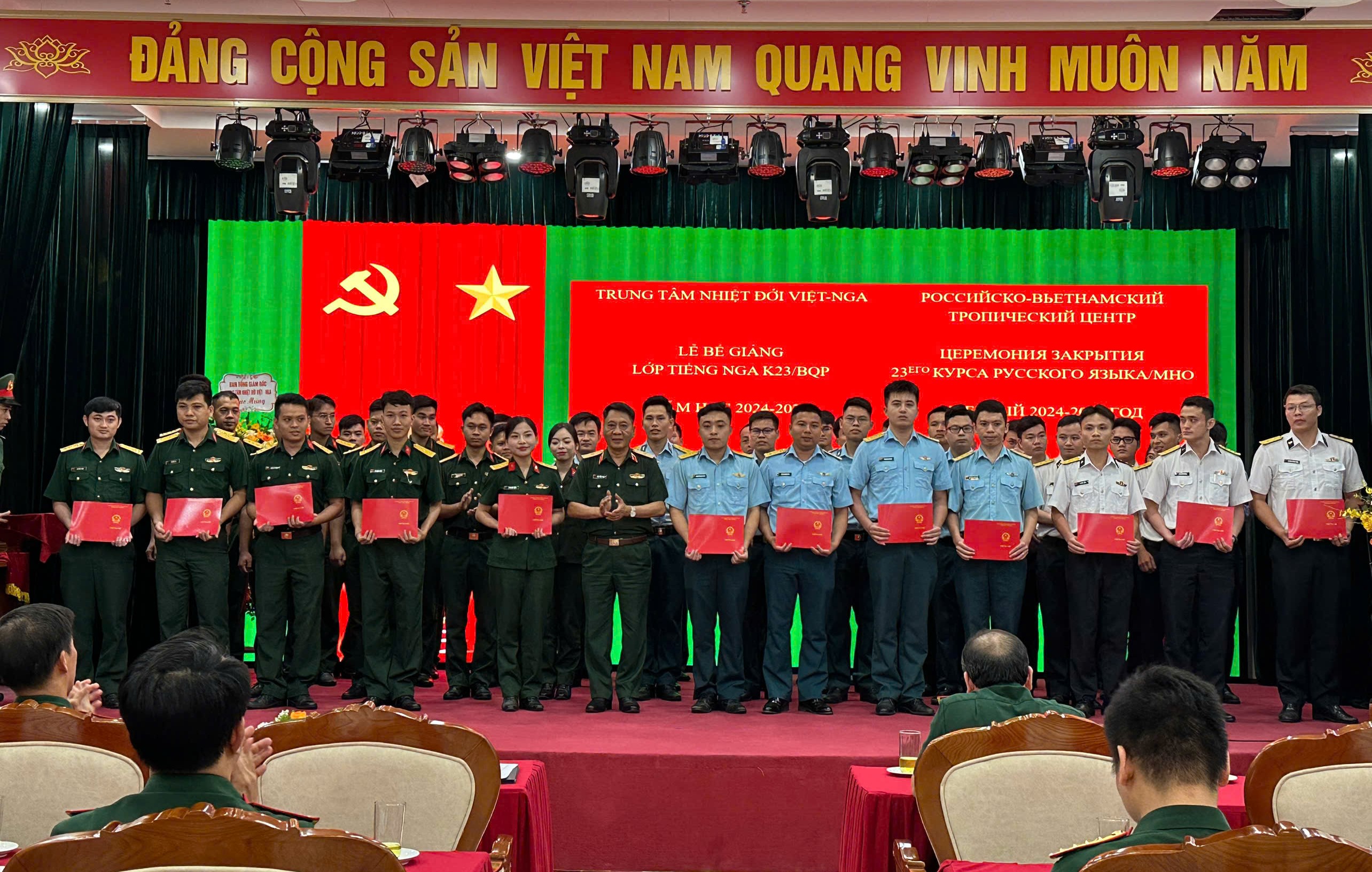 Bế giảng lớp bồi dưỡng tiếng Nga K23/BQP năm học 2024-2025