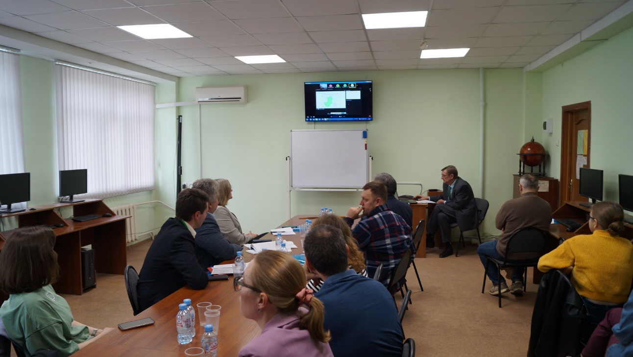 Description: D:\YouTube channel\2024.05.10 cách tổ chức nhóm nghiên cứu mạnh - gửi TTNĐVN\Геоинф. картографипрвание в регионах РФ. 1 день\Геоинф. картографипрвание в регионах РФ. 1 день\DSC07652.jpg